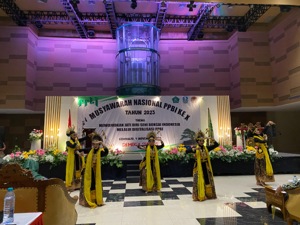 gambar-sma-islam-sidoarjo-memeriahkan-pameran-nasional-bonsai-2023-dengan-menampilkan-tari-banjar-kemuning