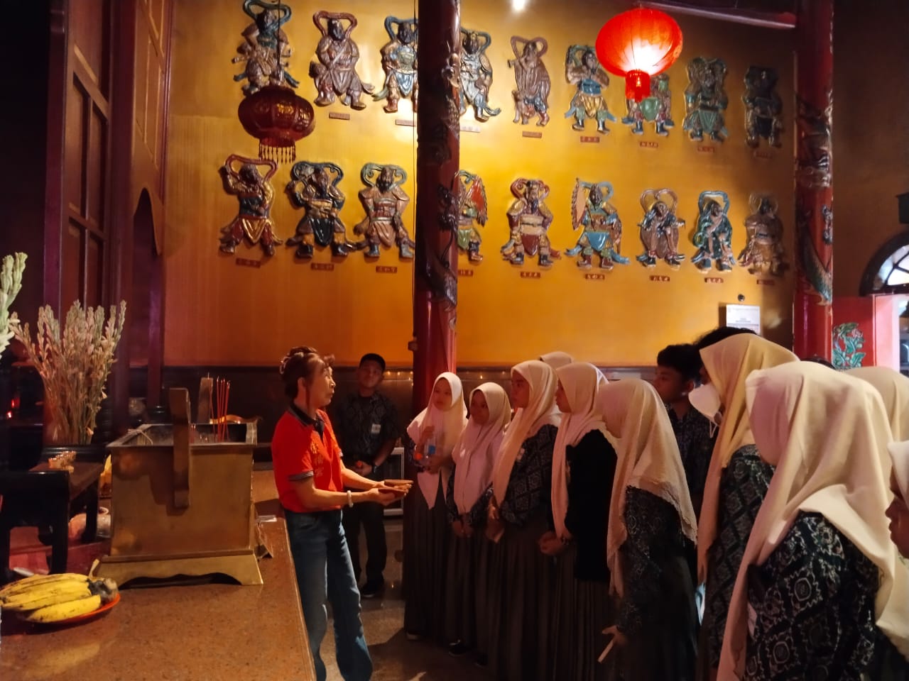 gambar-sma-islam-sidoarjo-gelar-city-tour-bertema-harmonisasi-antar-umat-beragama-implementasi-nilai-toleransi-dalam-praktik